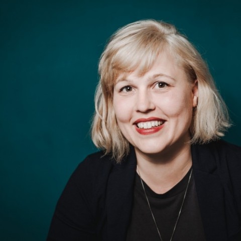 Foto von Maria Lorenz, die in die Kamera lächelt