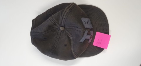 B2_Grauschwarze Cap mit Aufschrift „TRUE“