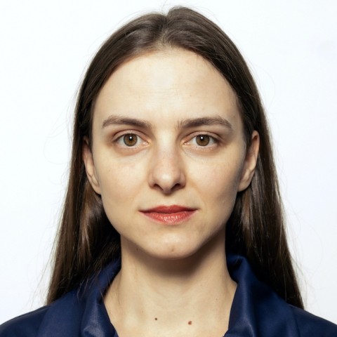 Julia vor hellem Hintergrund