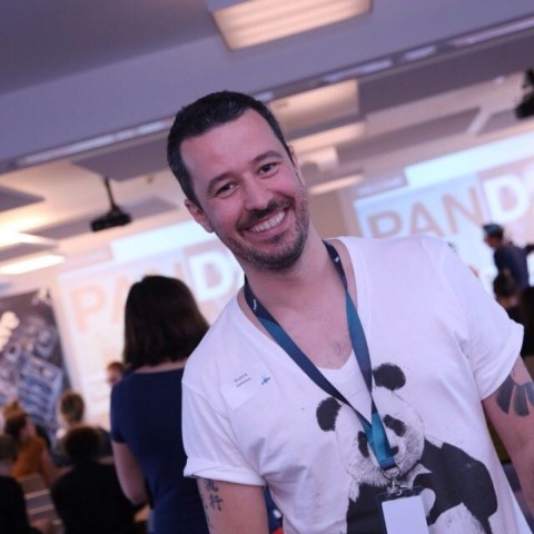 Stuart trägt ein Panda-Shirt und lächelt in die Kamera