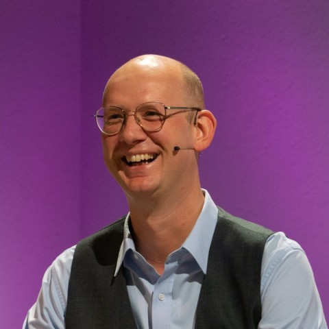 Thomas spricht in ein Mikrofon