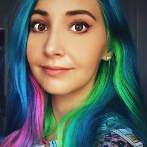 Melina trägt bunte Haarfarben
