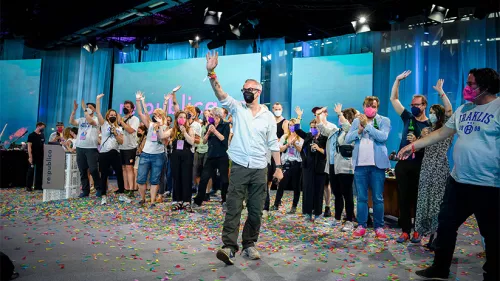 Das Team der re:publica 2022 steht auf der Bühne während der Closing Ceremony und klatscht und winkt dem Publikum