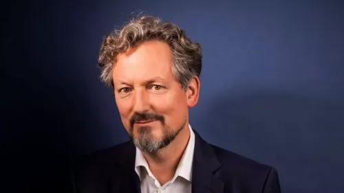 Eckart von Hirschhausen trägt ein Hemd und ein Jackett