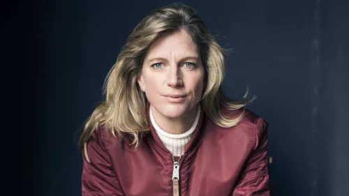 Maja trägt einen Rollkragenpulli und Blouson sowie offene Haare
