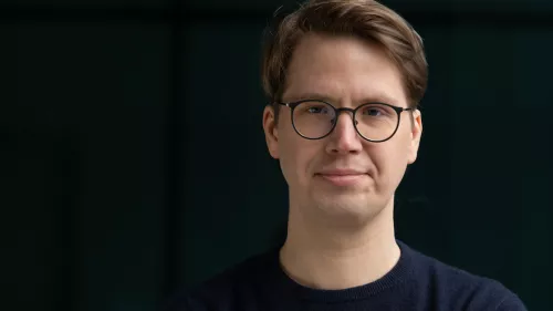 Foto von Johannes Franzen. Er trägt Tshirt, kurze Haare und Brille.
