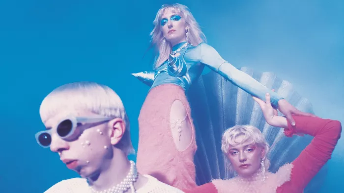 Die Band BLOND vor blauem Hintergrund
