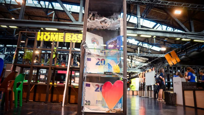 Glasvitrine mit Auktions-Gegenständen auf der #rp23