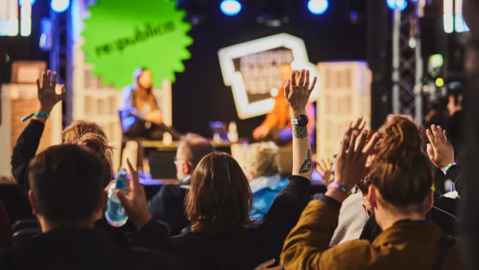 Teilnehmende der re:publica x Reeperbahn Festival während einer Session