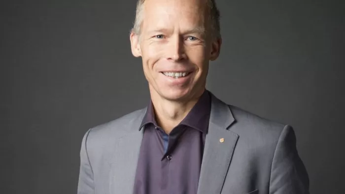 Foto von Johan Rockström. Er trägt kurze Haare und Anzug. Er lächelt in die Kamera