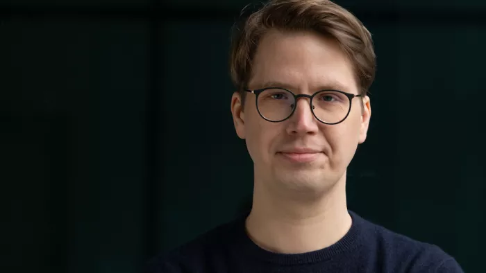 Foto von Johannes Franzen. Er trägt Tshirt, kurze Haare und Brille.