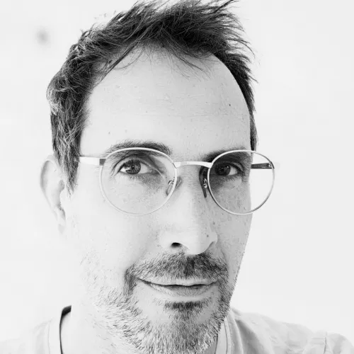 Portraitfoto von Kai U in schwarz/weiß