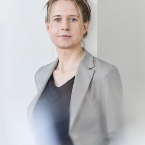 Portrait von Maren Urner vor einer grauen Wand 