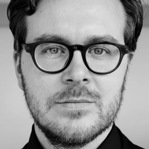 Frederik Obermaier (mit Brille)