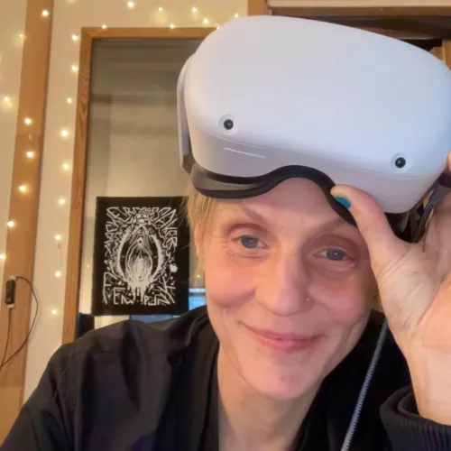 Almut mit VR Brille auf der Stirn grinst in die Kamera 