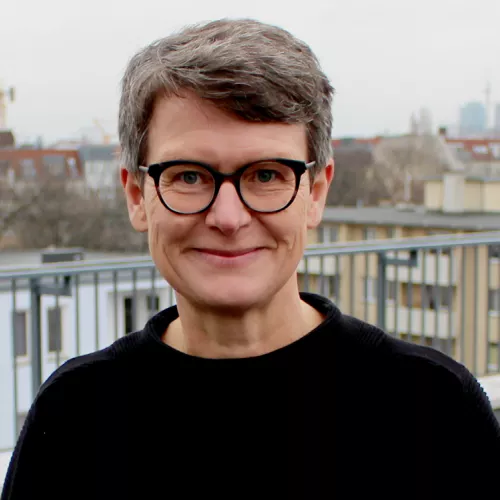 Bild von Annette Kleffel, weiße Frau mit Brille und schwarzem Pullover.