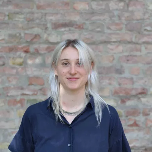 marielle vor einer wand mit ziegeln