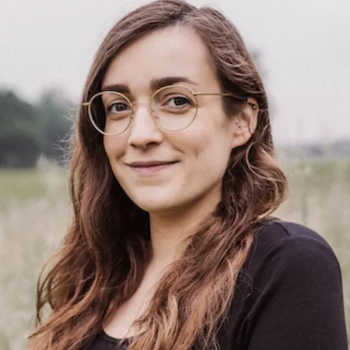 Marie-Louise Timcke hat braune Haare und trägt eine Brille