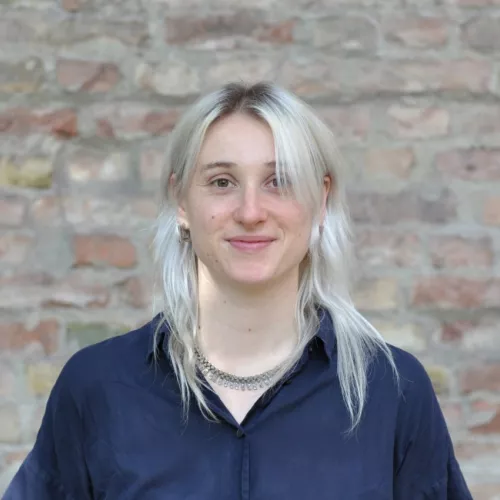 Marielle vor Ziegelwand
