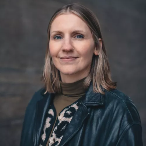 Profil Sabina Everts vor dunklem Hintergrund