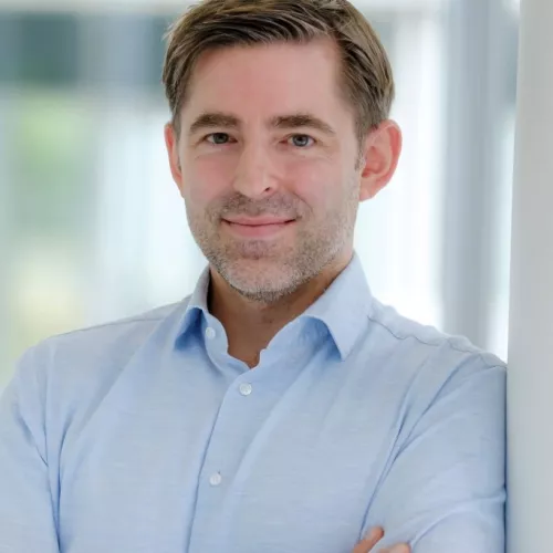 Porträt von Jakob Greiner im blauen Hemd