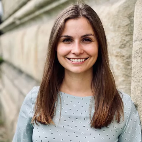 Ein Porträtfoto von Jana Heigl. 