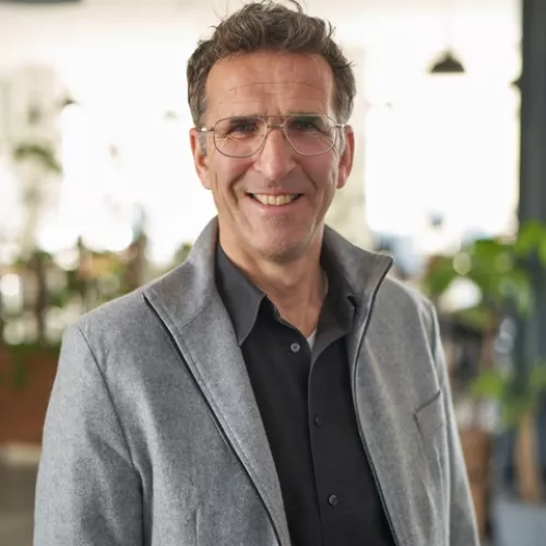 Heinrich Strößenreuther, Vorstand BaumEntscheid e.V., im Büro von Ecosia