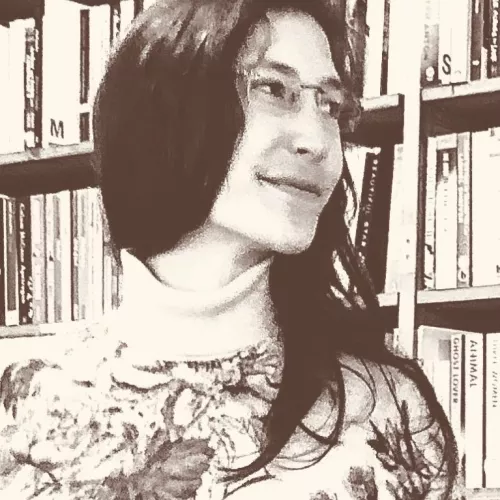 Person vor Bücherwand