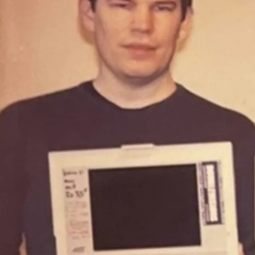 Benedikt Köhler mit einem Computer