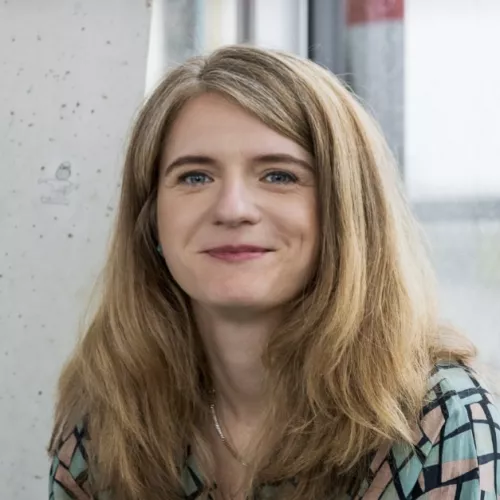 Zu sehen ist eine blonde, mittelalte, weiße Frau