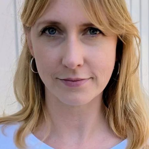 Portrait Julia Rehkopf vor weißer Wand