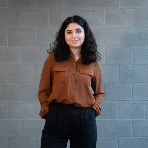 Nina Matousian steht vor einer Wand