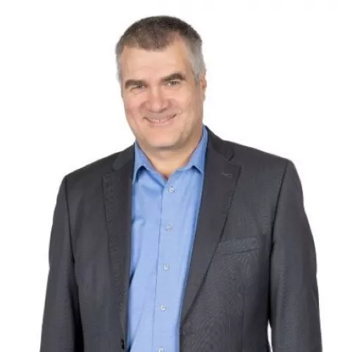 Markus Ertl, dunkelblaues Sacko, hellblaues hemd, graue Schläfen