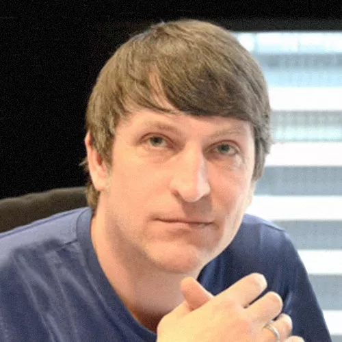 Profil von Ralf mit gekreuzten Händen