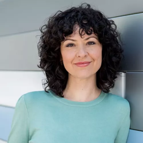 Das Foto zeigt Sara Maria Manzo, die Leiterin der Unit Digitales Video und Co-Leiterin des Innovationslabors von ARD-aktuell