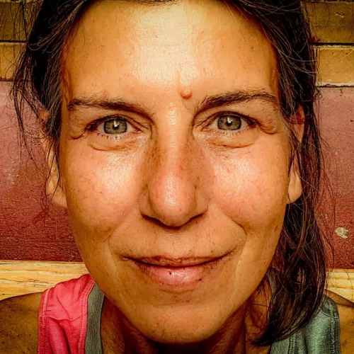 Portrait von Silke Botsch, wie sie in die Kamera lächelt.