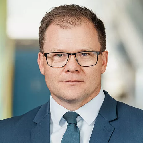 BM Carsten Schneider im blauen Anzug im Portrait