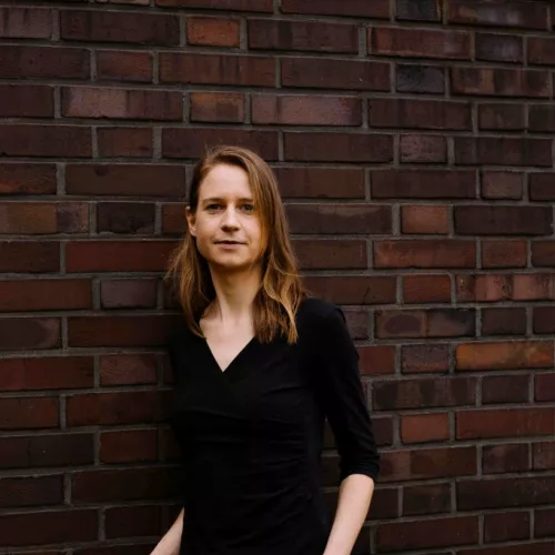 Maren Urner vor roter Ziegelwand