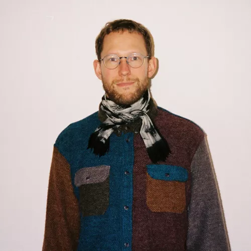 Foto von Norman Palm vor einer weißen Wand
