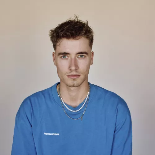 Ein Profilfoto von Simon David Dressler im blauen Pegador-Shirt