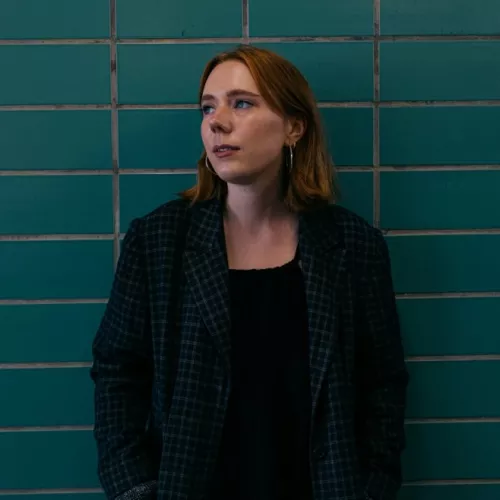 Foto von Charlotte Theis vor grünem Hintergrund