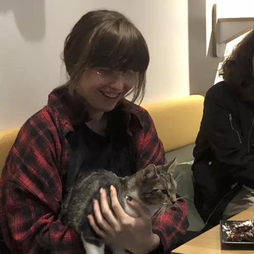 Ashe Foltin mit Katze (sehr niedlich)