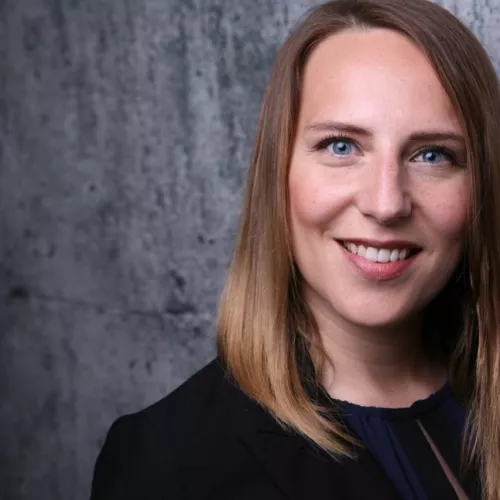 Weibliche Person mit blauen Augen und mittellangen Haaren