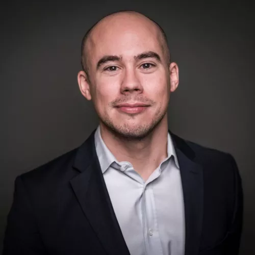 Foto von Henning Tillmann im Sakko und Hemd